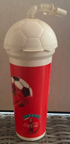 05899-2 € 3,00 coca cola drinkbeker voetbal deksel vorm voetba H D.jpeg